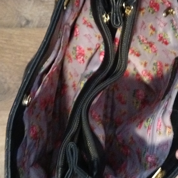 Betsey Johnson quilted soft faux leather bag with chain handles 😍😍😍 - Picture 7 of 13